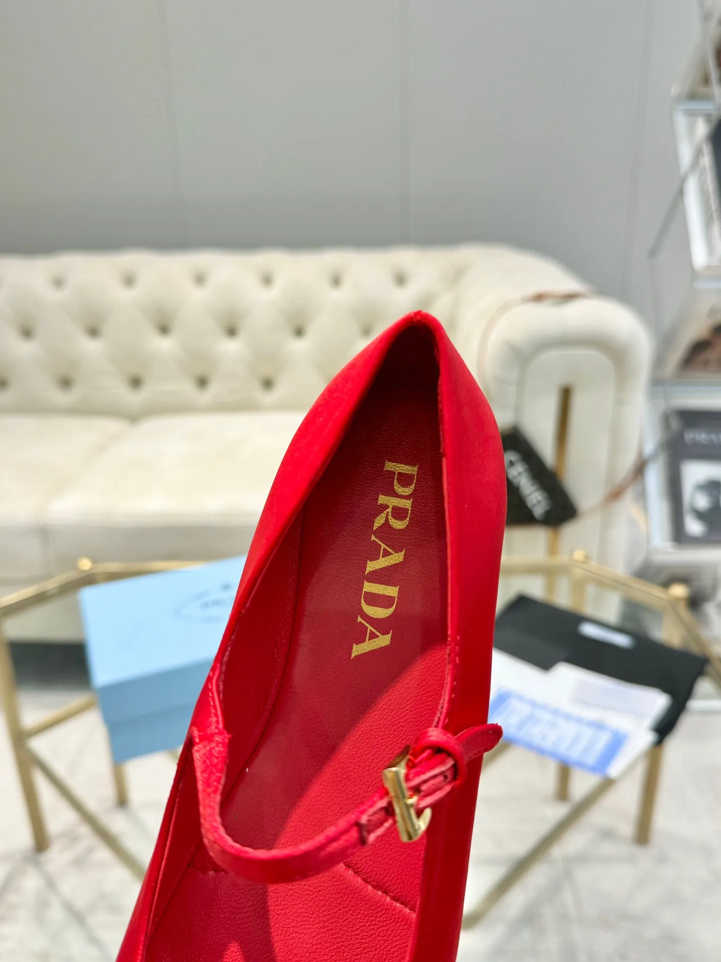 👟👟Ex-factory price 500👟👟 New arrival 👉Ready stock👈Remove the original board and make a 1:1 replica‼ ️ Highest version 2024 Prada early autumn catwalk hot style 😘 Latest autumn style Flat-soled travel series Original 1:1 mold outsole, a must-have for goddesses, super comfortable on the feet, reducing age 👉 The upper is made of imported original velvet, soft and textured, lining + foot pads, imported sheepskin lining, breathable and comfortable, private molded buckles (all original logos), packaging process Code number 35M-39M (40 41 customized, non-refundable and non-exchangeable)✅